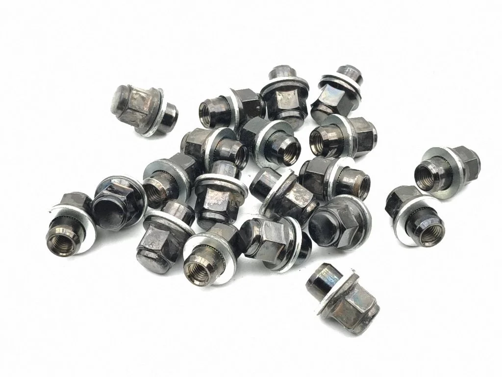 Śruby / nakrętki