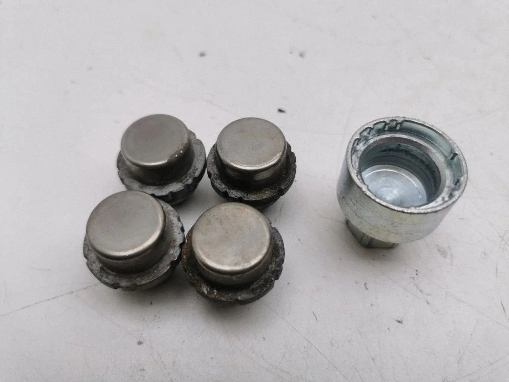 Anti-theft wheel nuts and lock – Honda CR-V (2013-2016)