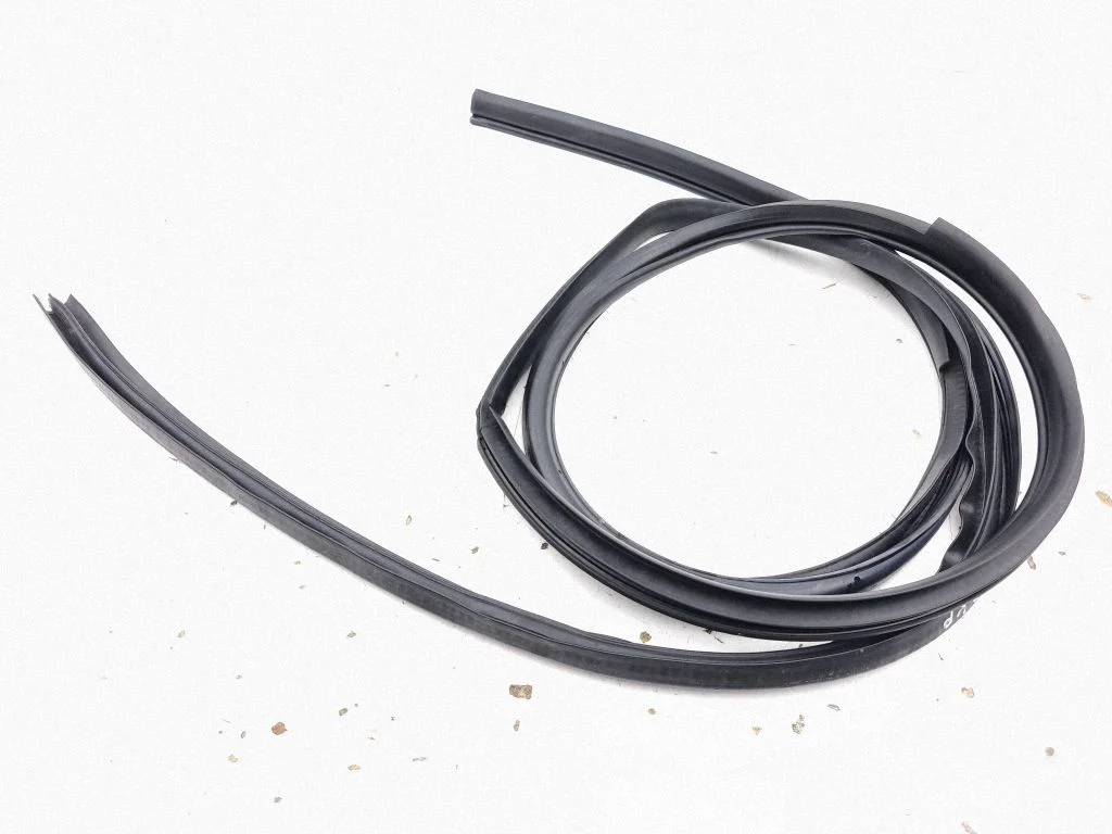 Front door rubber seal – left