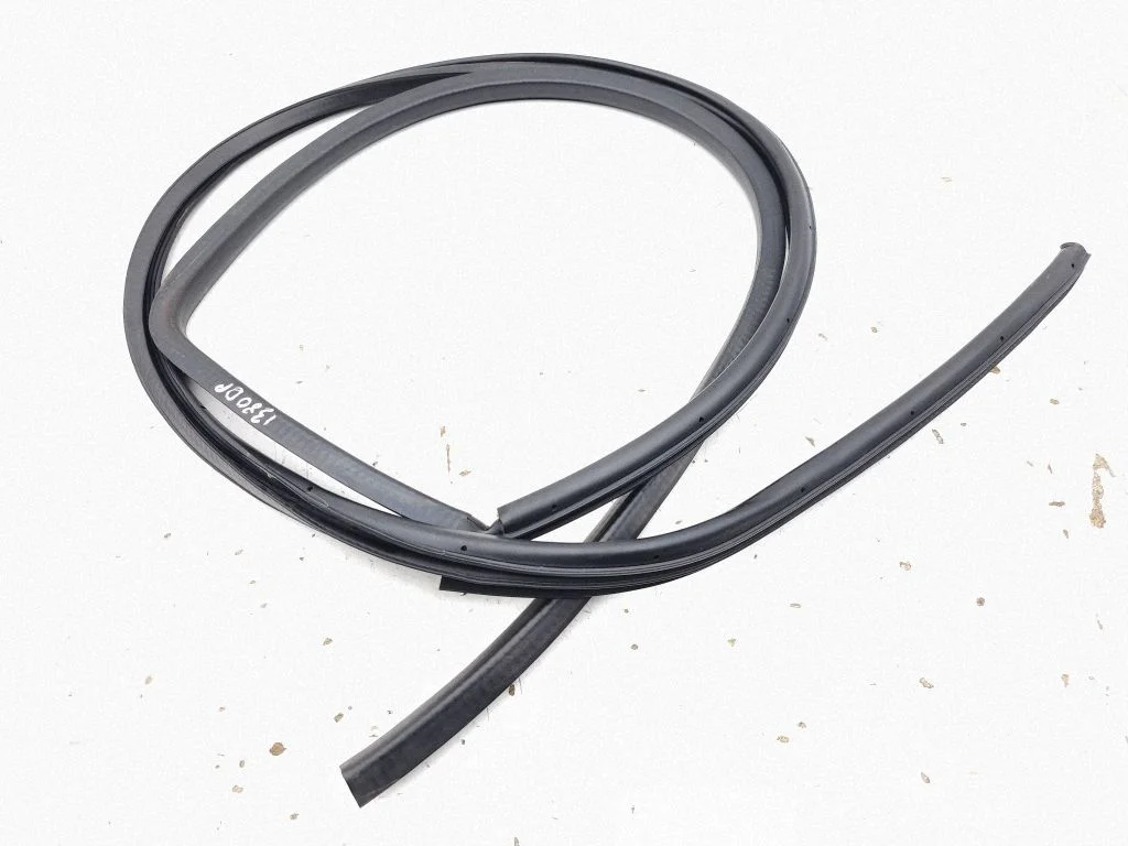 Front door rubber seal – right