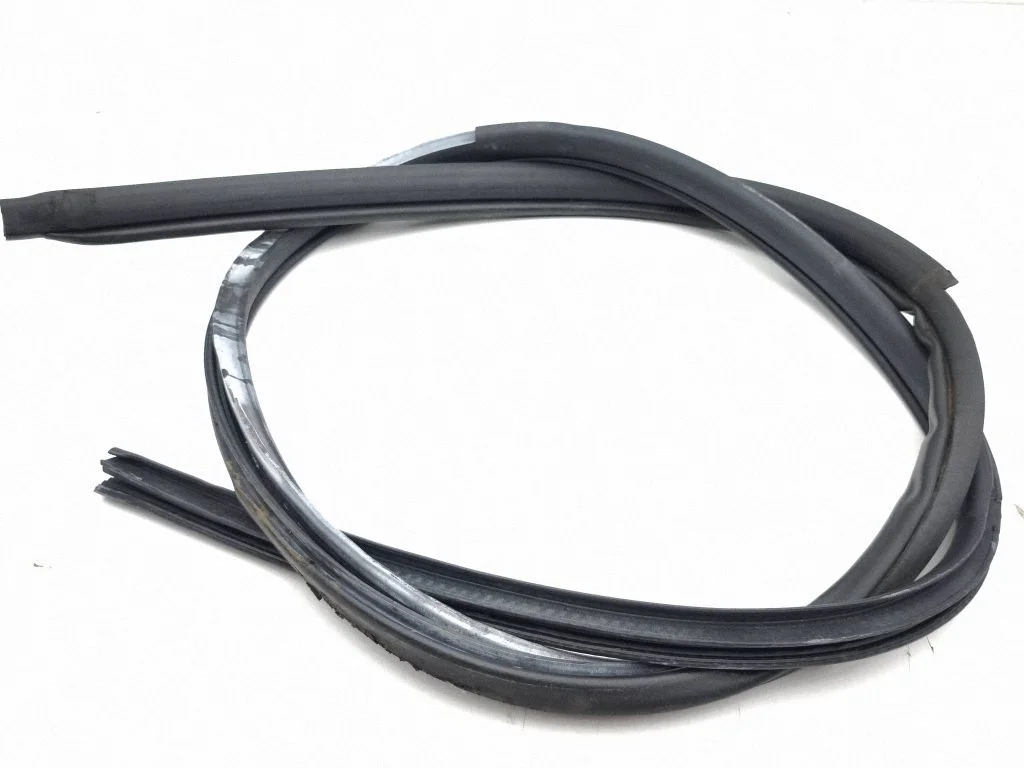 Front door rubber seal – right
