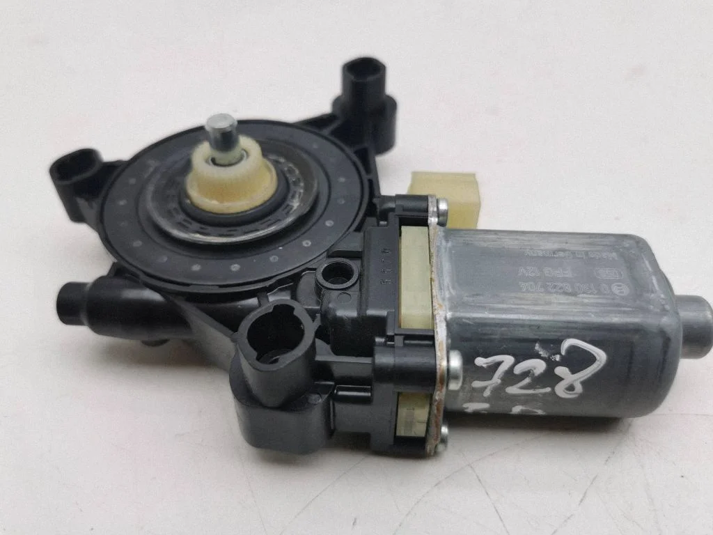 Priekšējā loga pacēlāja motoriņš 8W0959302