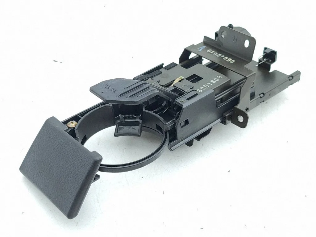 Cup holder front 05042610