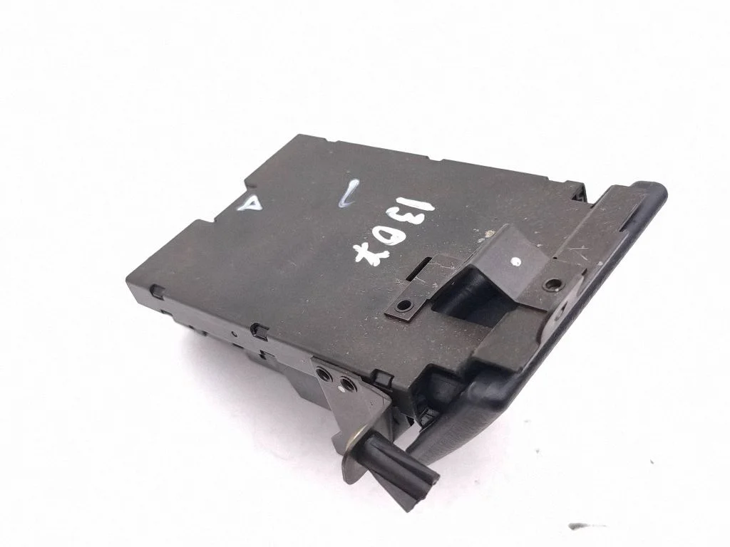Cup holder front 02090601