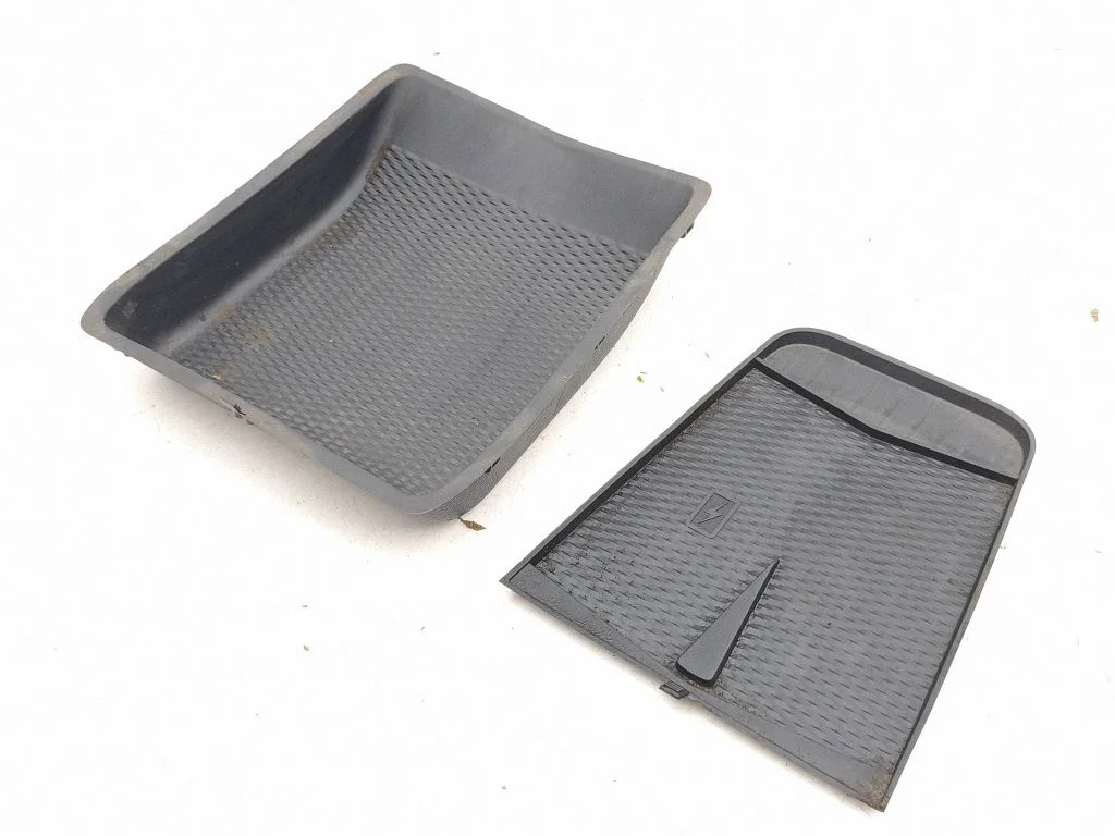 Central console drawer/shelf pad LJ8BR045H74ADW