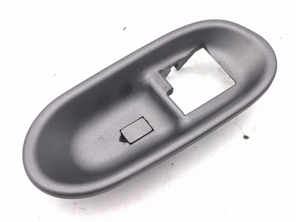 Front door interior handle trim 66113000