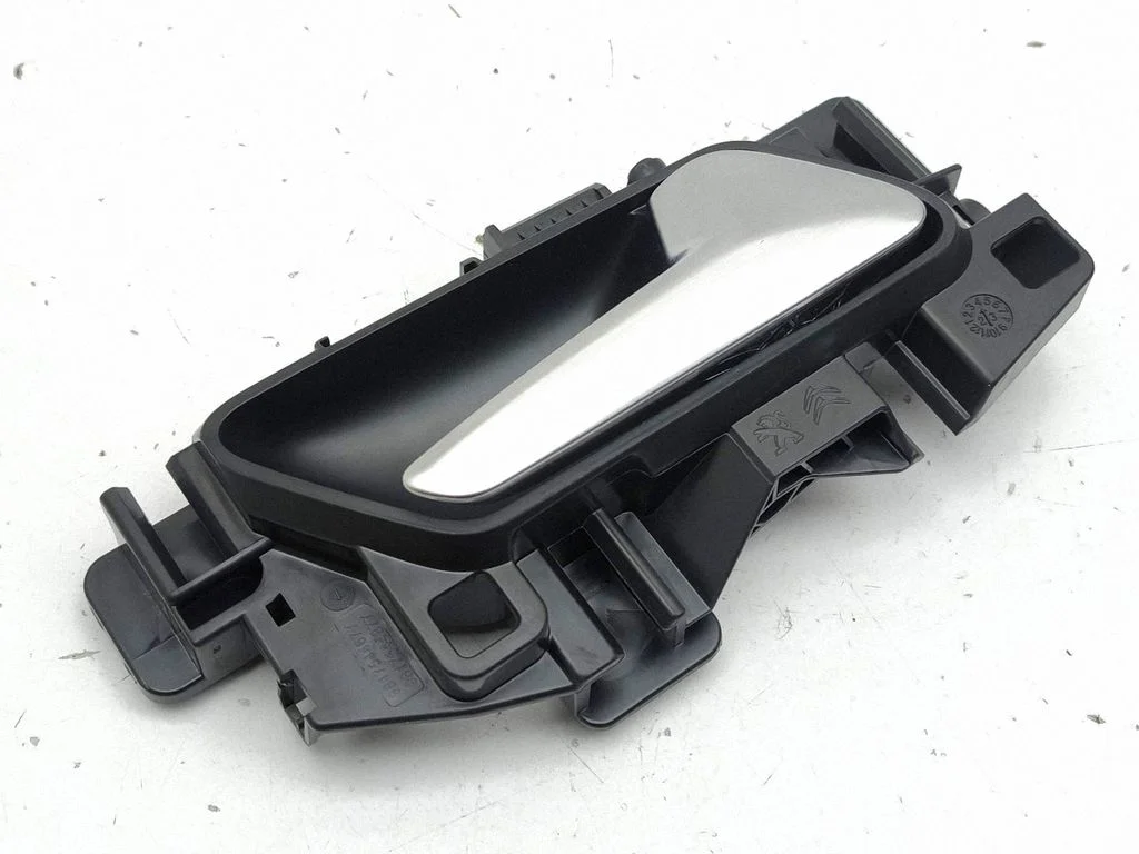 Rear door interior handle trim 2021064002