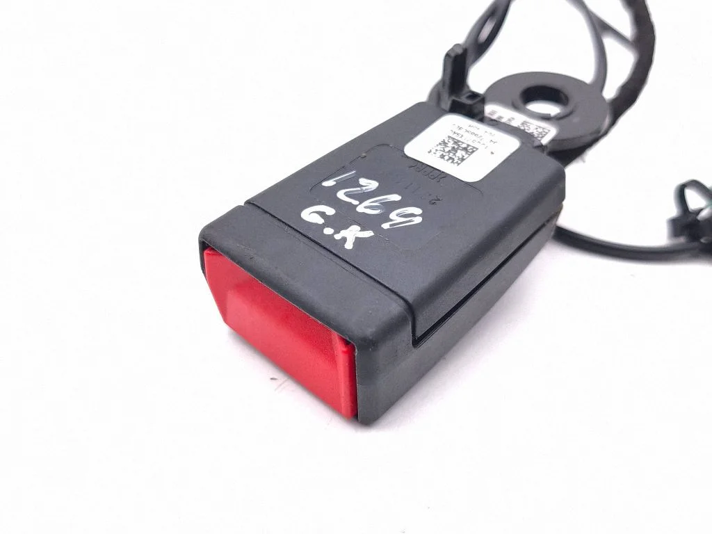 Middle seatbelt buckle (rear) 1UU571X9AC