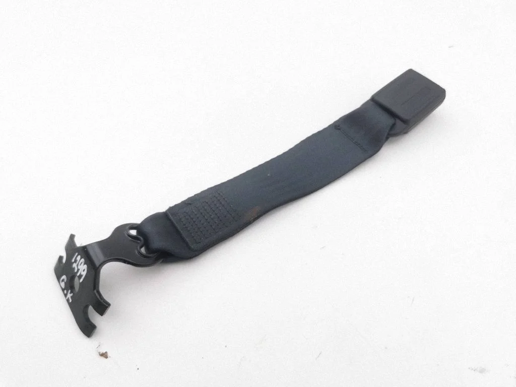 Middle seatbelt buckle (rear) – Maserati Ghibli (2013-)