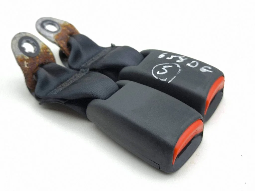 Middle seatbelt buckle (rear)