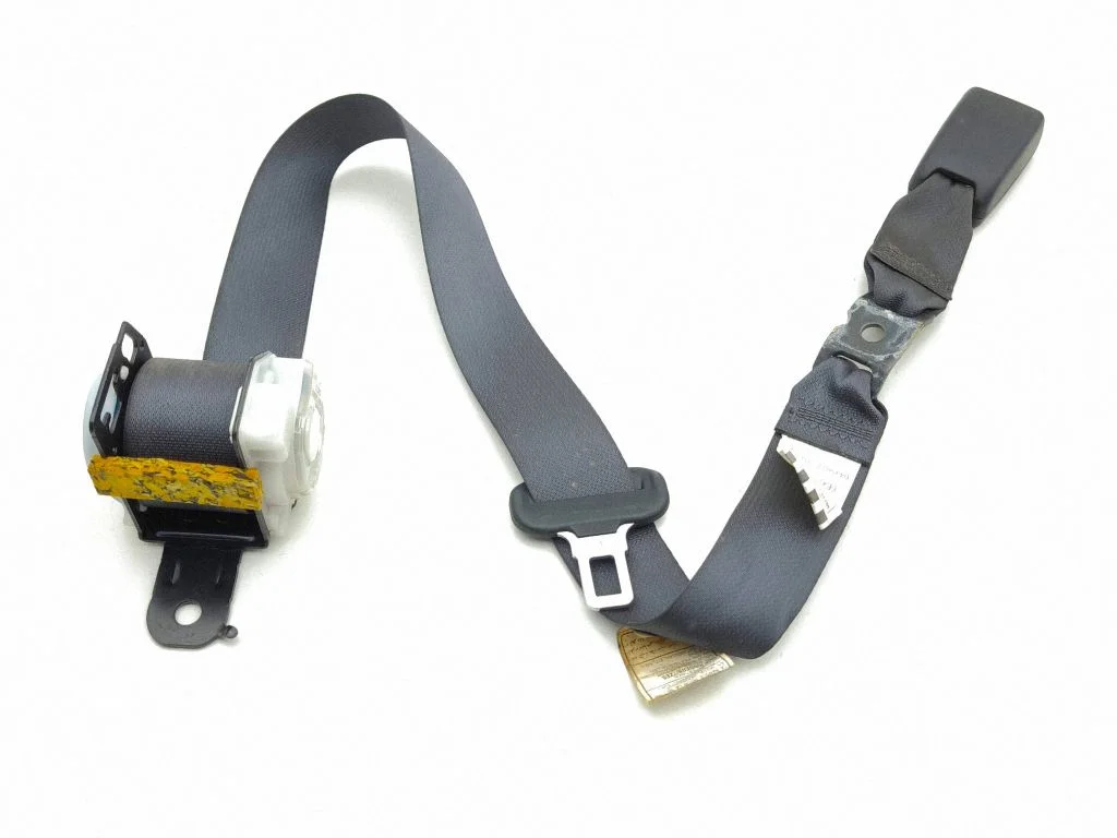 Middle seatbelt (rear) – Lexus IS 220D-250-350 (2006-2013)