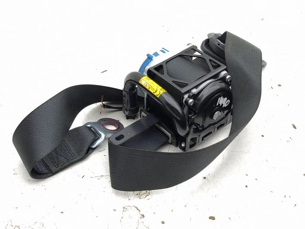 Front seatbelt 73210F4012