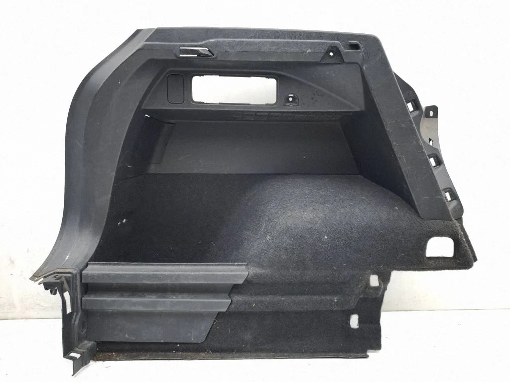 Dolny panel boczny bagażnika 5NA867427