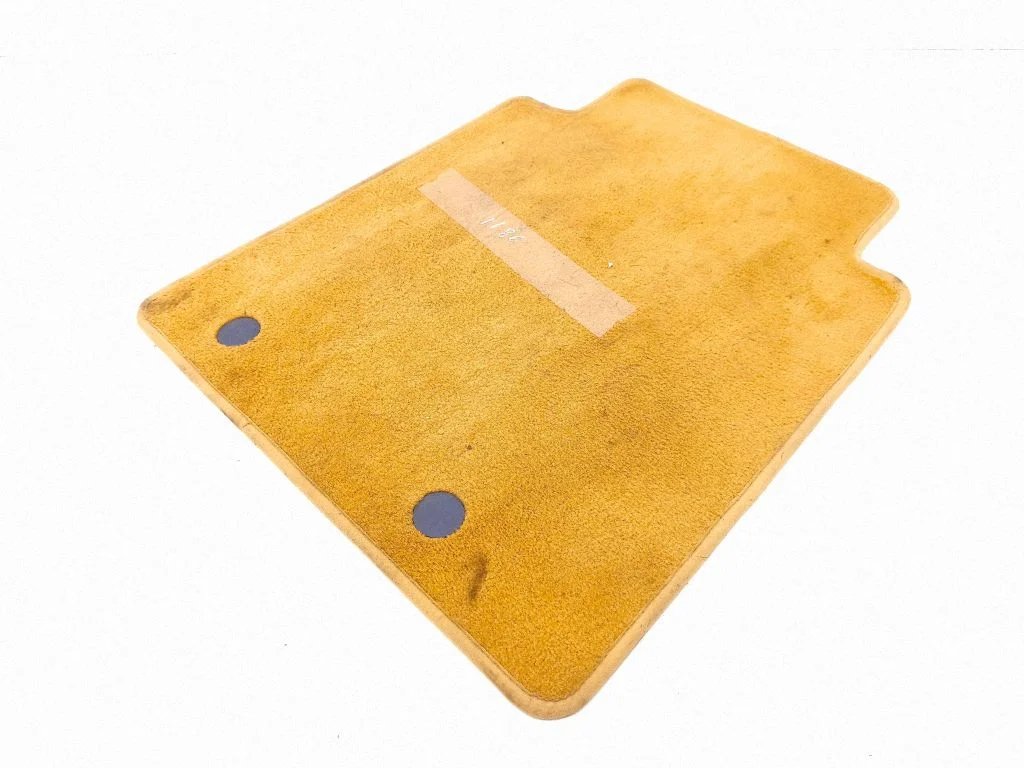 Rear floor mat – right