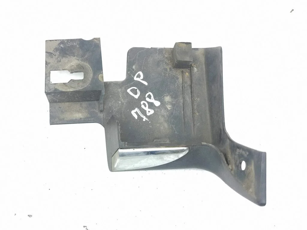 Side skirt front trim – right