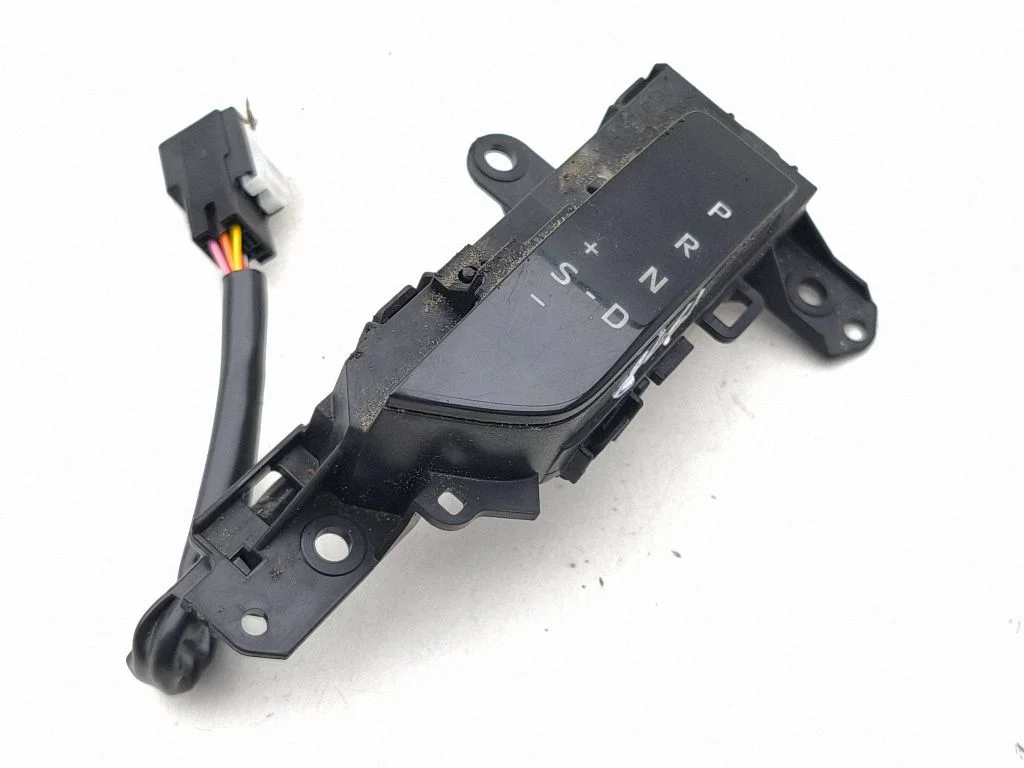 Gear shift selector indicator 76L816LH