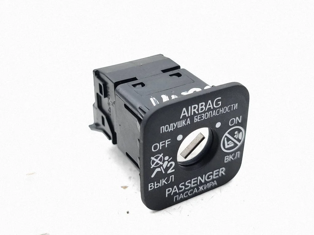 Passenger airbag on/off switch