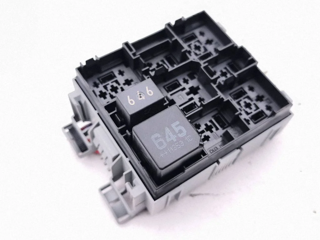Relay mounting block – Porsche Cayenne (92A) (2010-2017)