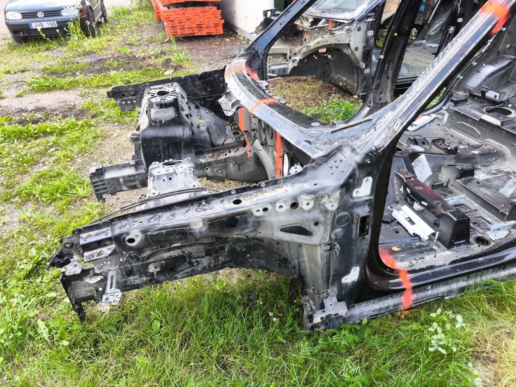Front quarter panel – left