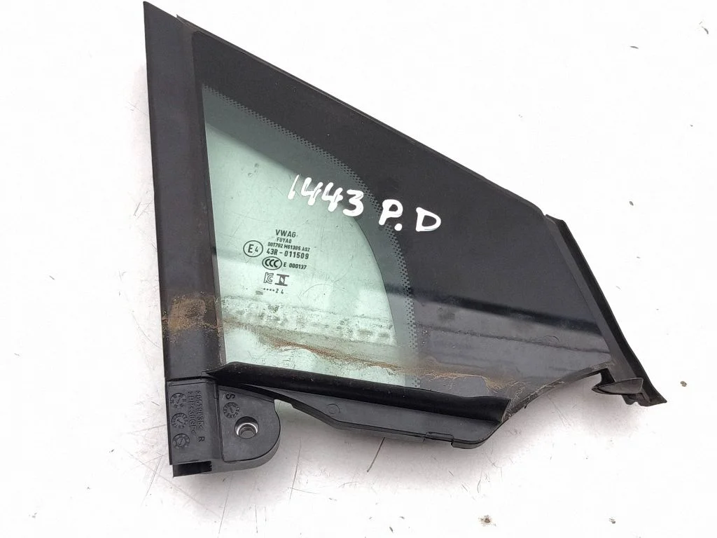 Front door vent window glass four-door 89A845114D