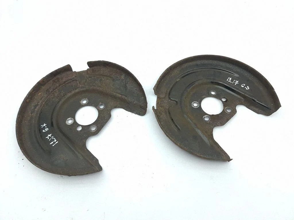 Rear brake disc plate dust cover