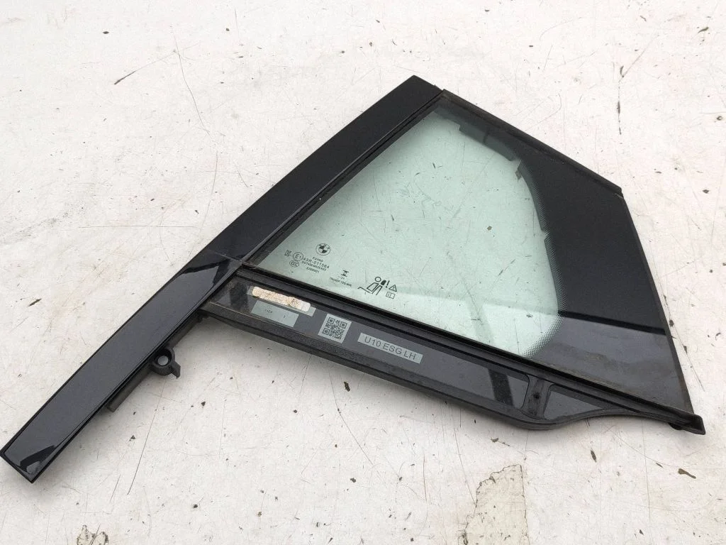 Rear vent window glass 5A2FC7503