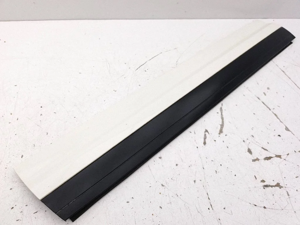 Esiukse liist (mold) 7P5837787J