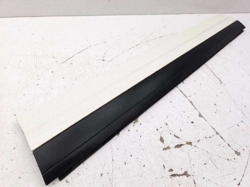 Esiukse liist (mold) 7P5837788J