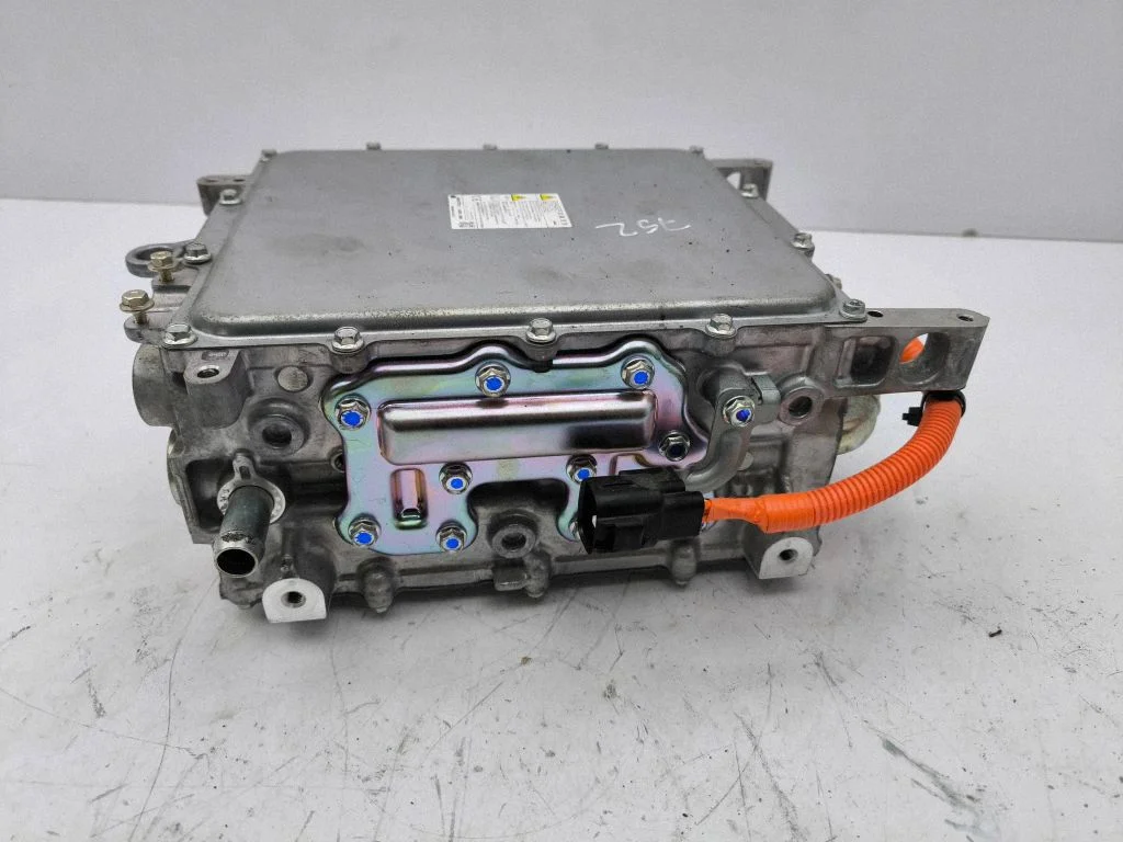 Battery charger (optional) – Mitsubishi Outlander (2013-2021)