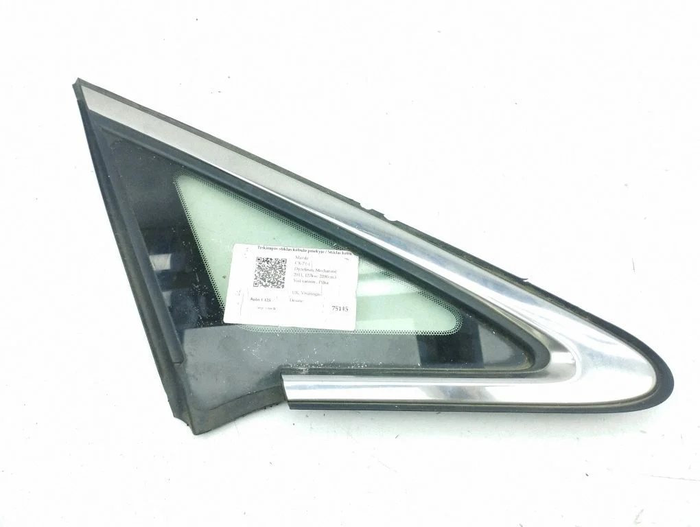 Front triangle window/glass – right