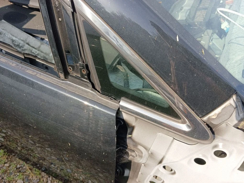 Front triangle window/glass – right