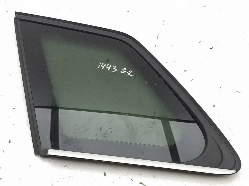 Rear side window 89A845297A