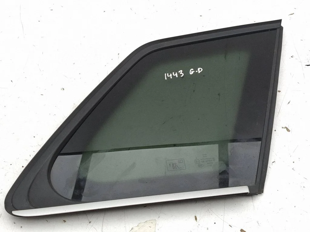 Rear side window 89A845298A
