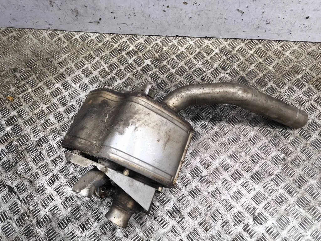 Muffler/silencer – right