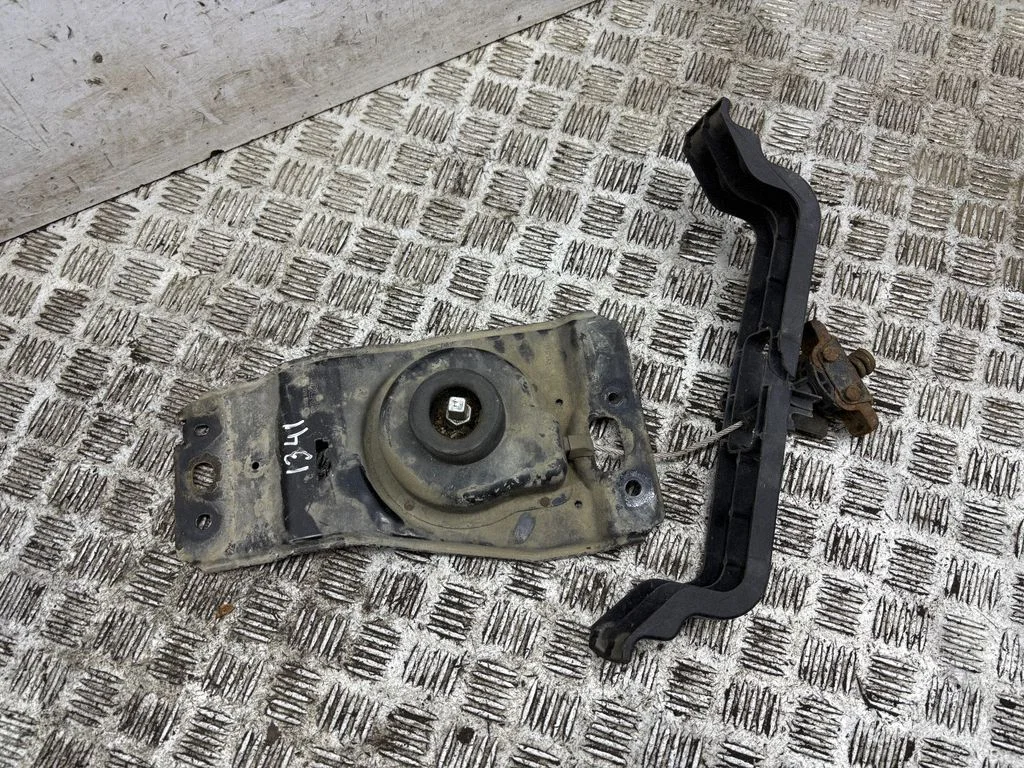 Spare wheel mounting bracket