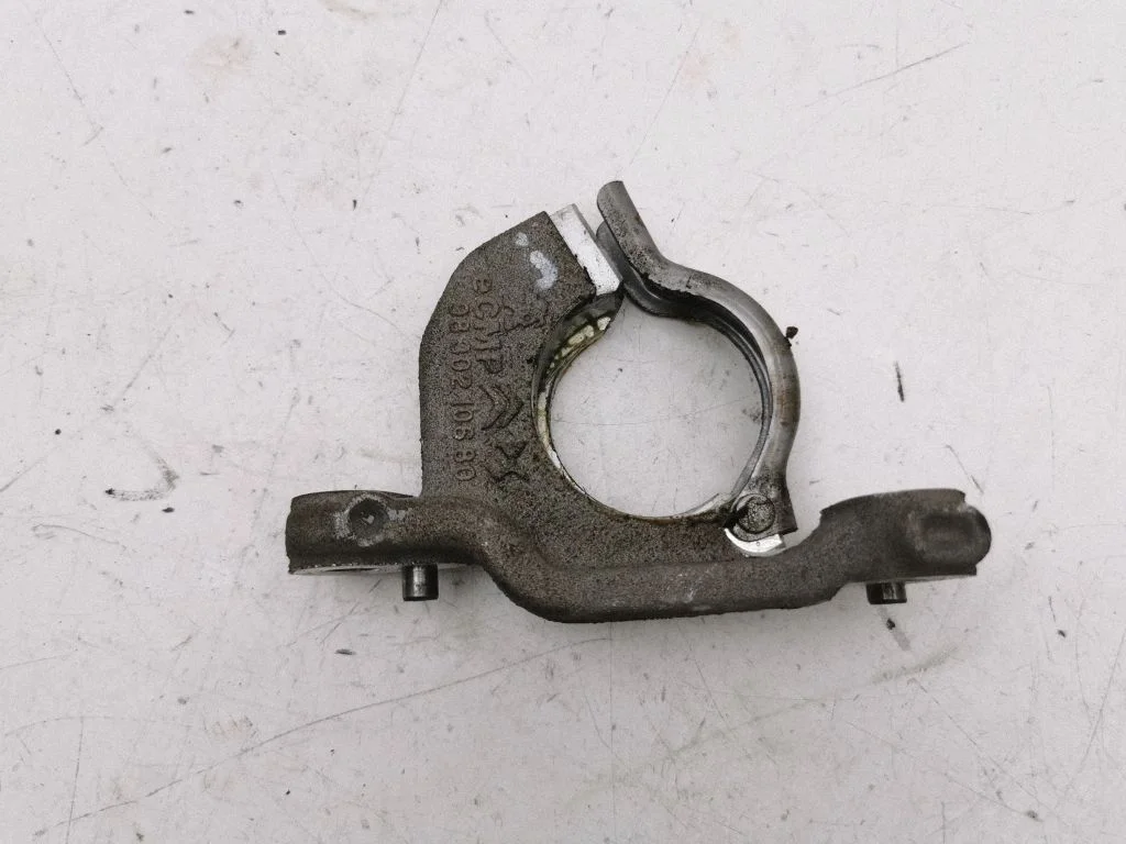 Driveshaft support bearing bracket 9830210680