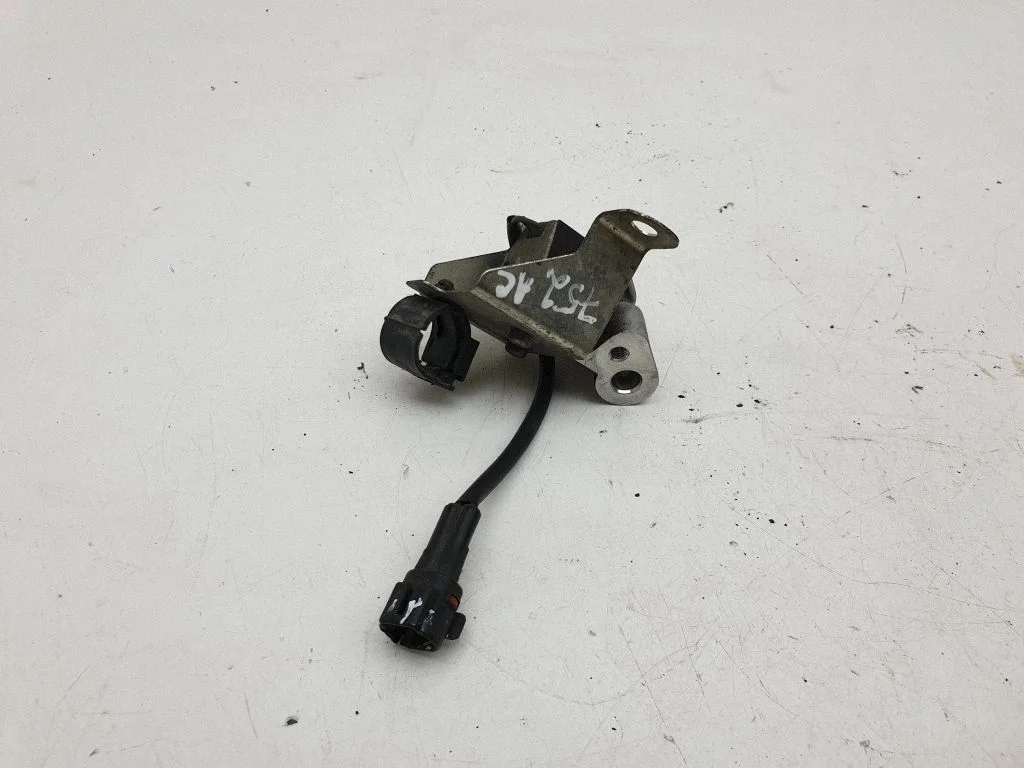 Air conditioning (A/C) pressure sensor 382A00