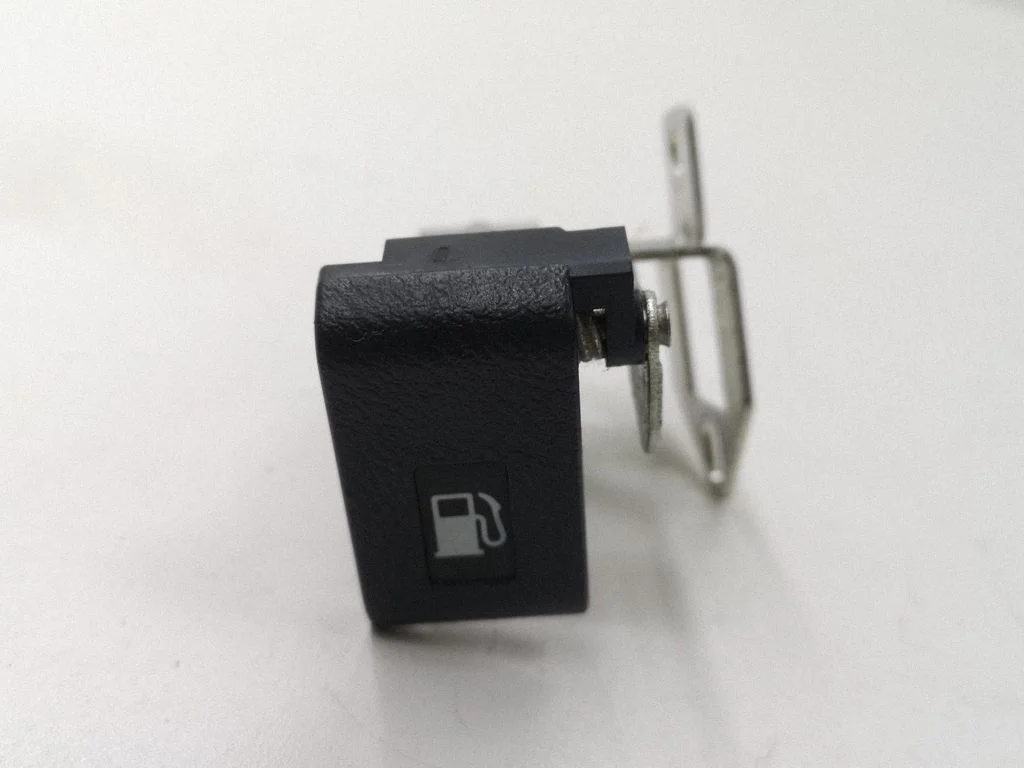 Fuel cap release pull handle