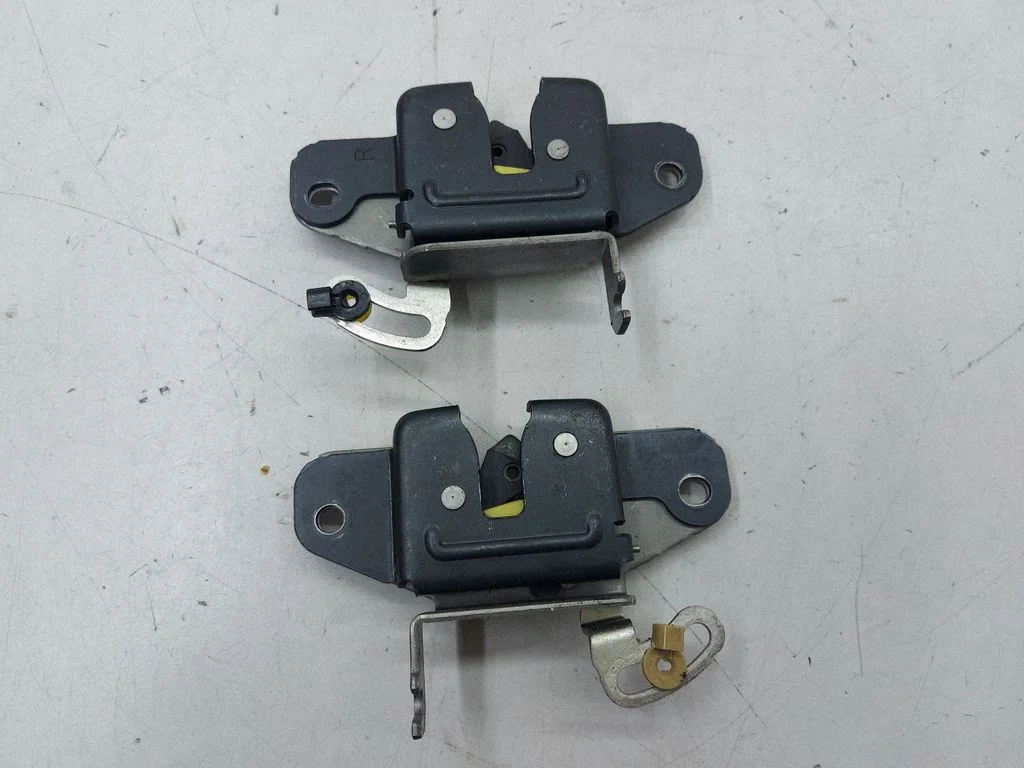 Seat back rest lock catch