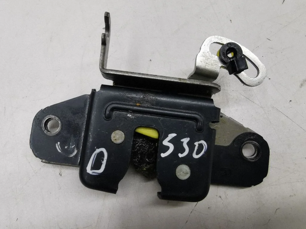 Seat back rest lock catch – rear right