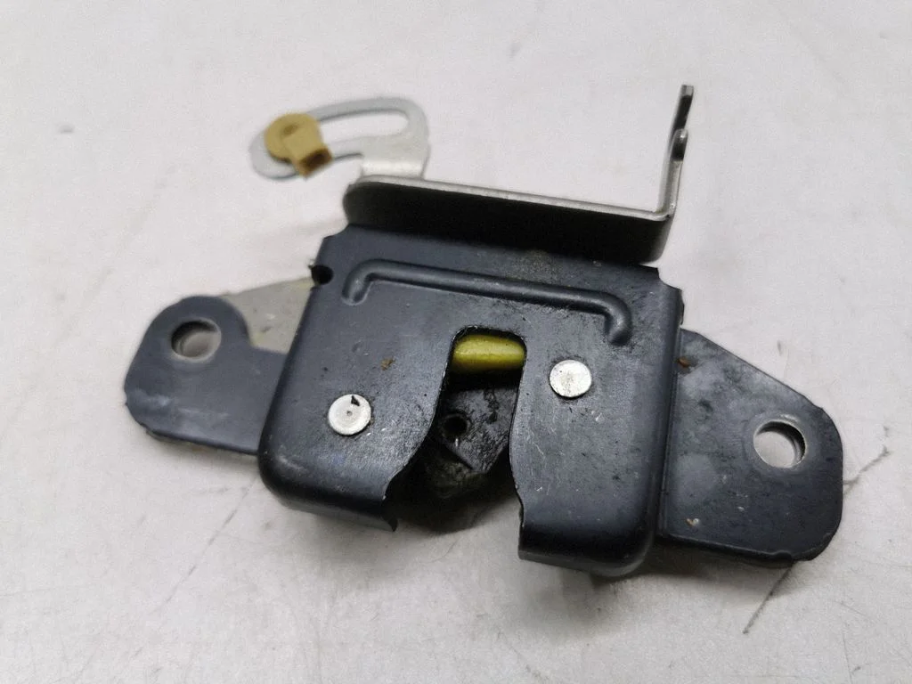 Seat back rest lock catch – rear left