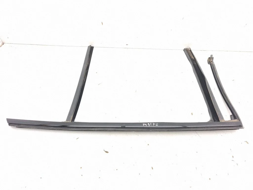 Rubber seal rear door window/glass – left