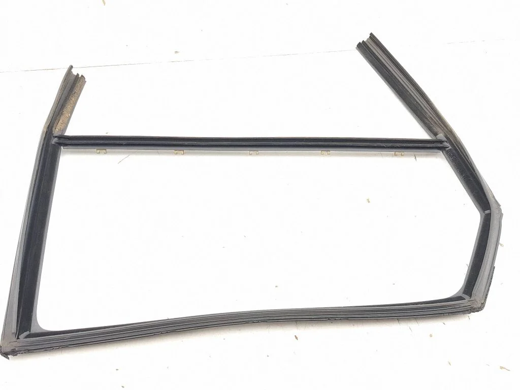 Rubber seal rear door window/glass – right