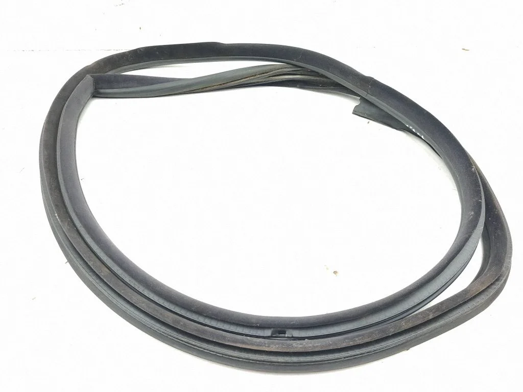 Rubber seal front coupe door – right