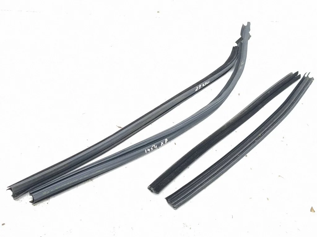 Rubber seal front coupe door window 89A837479