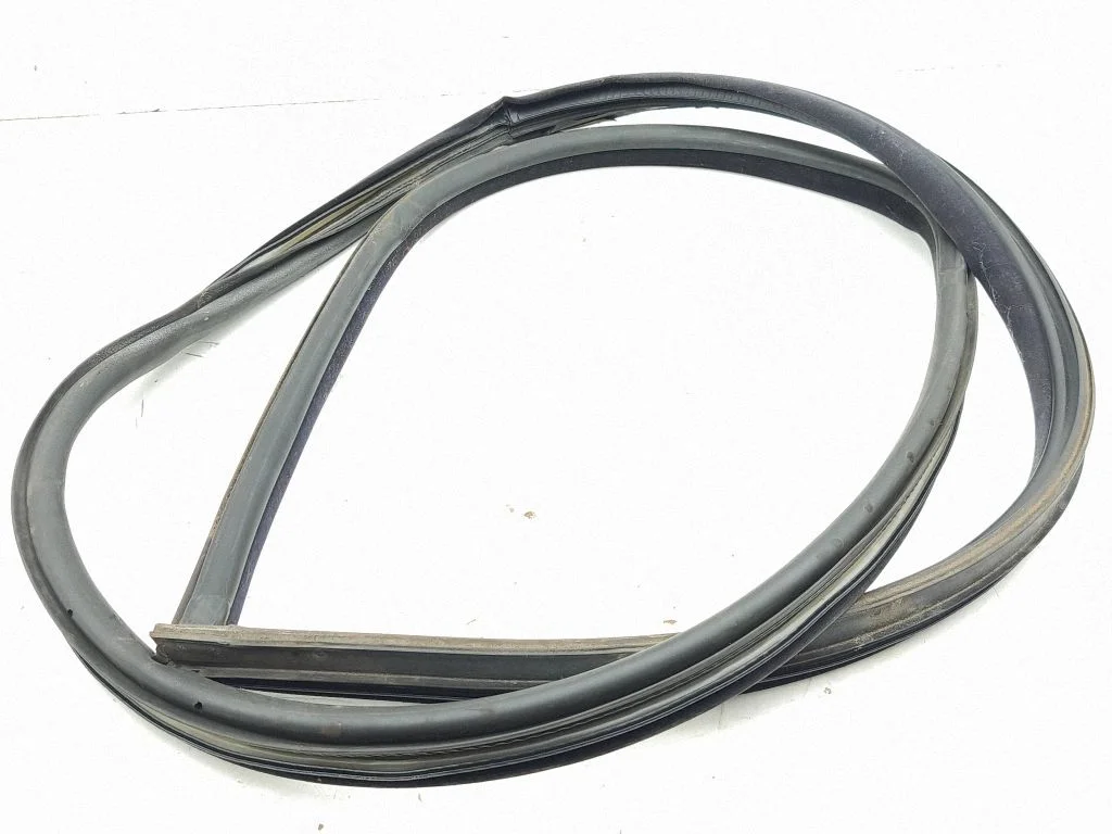 Rubber seal front coupe door – left