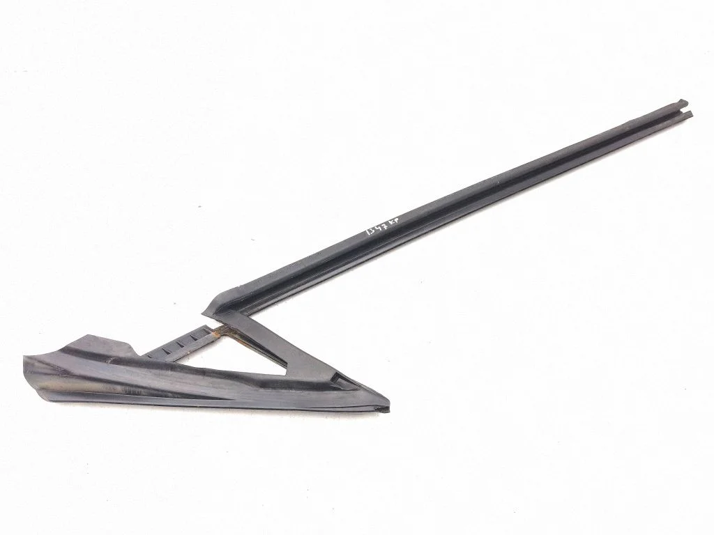 Rubber seal front coupe door window 689165