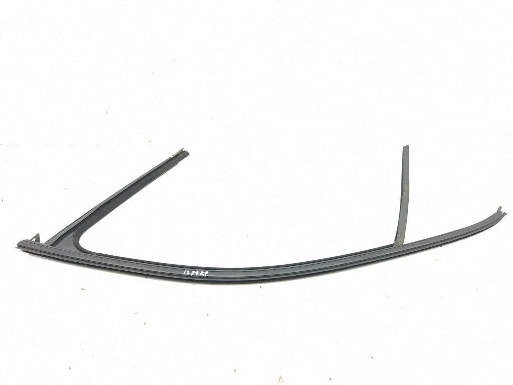 Esiukse akna tihend 7P0837431H
