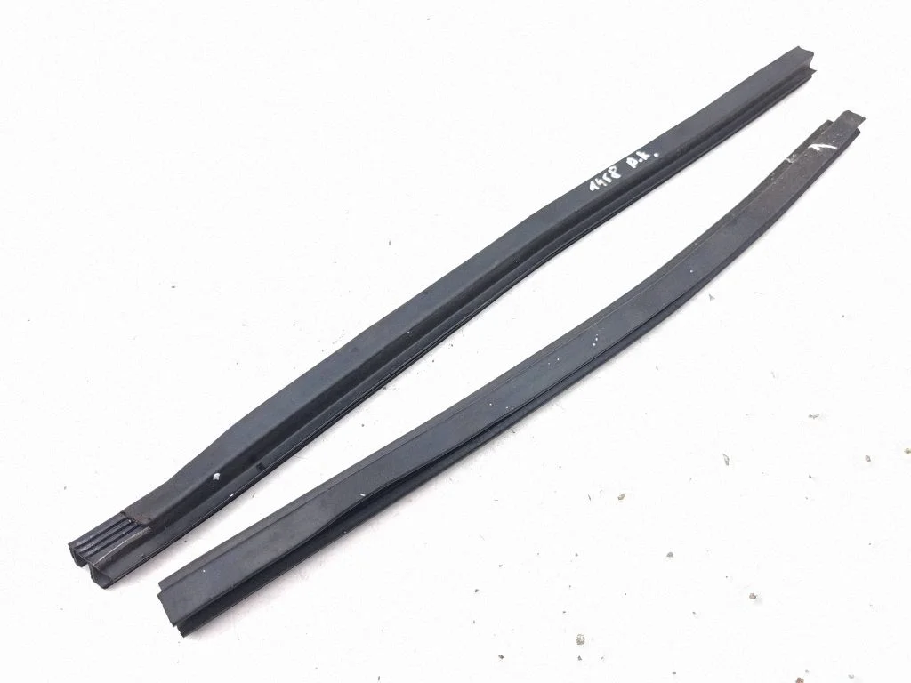 Rubber seal front door window/glass 103840500A
