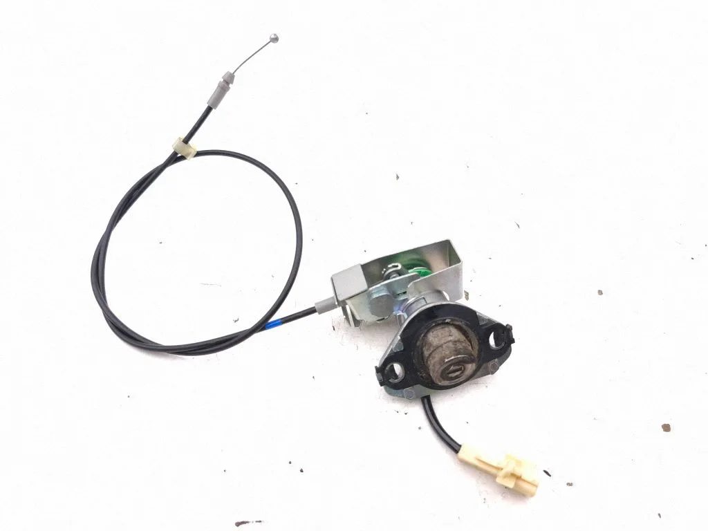 Tailgate exterior lock